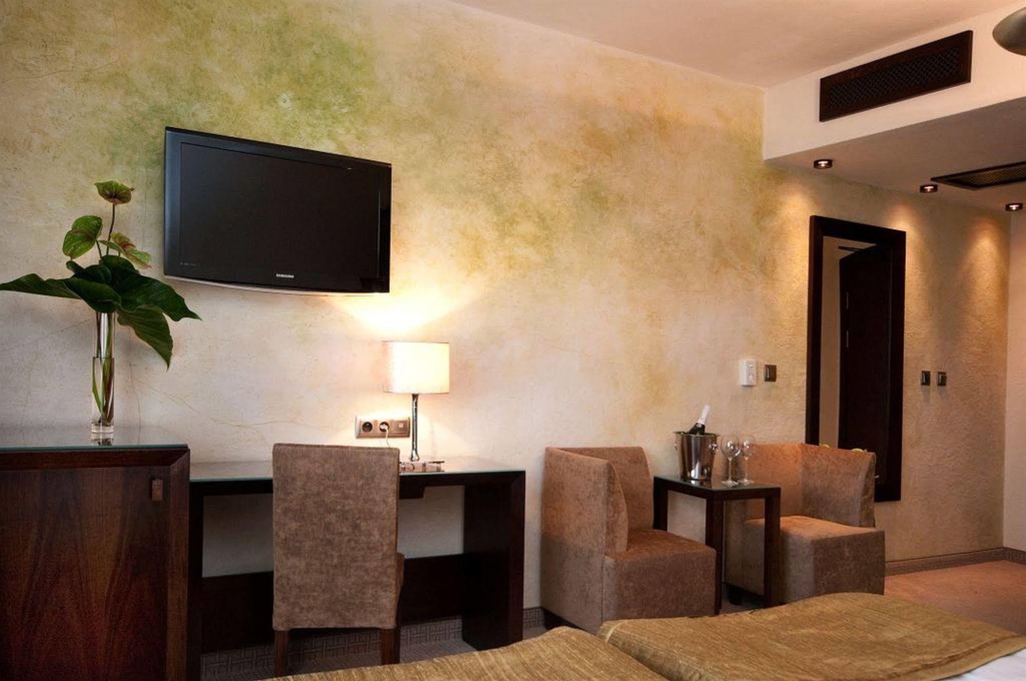 Hotel Remes Опалениця Екстер'єр фото