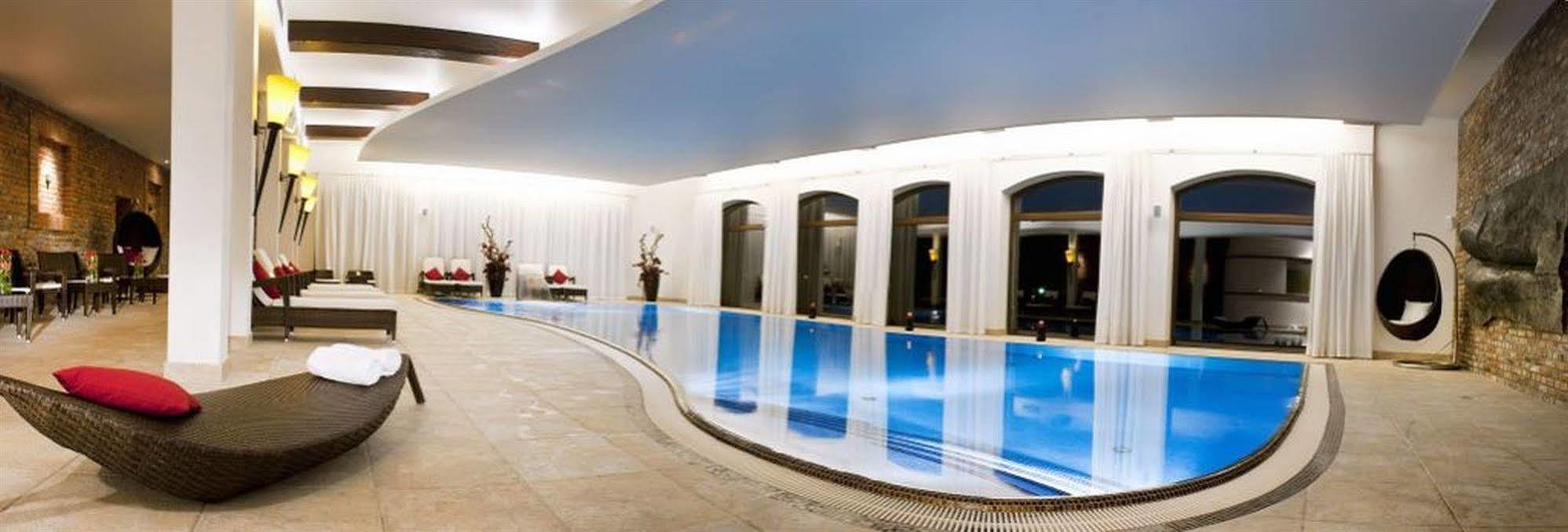 Hotel Remes Опалениця Екстер'єр фото